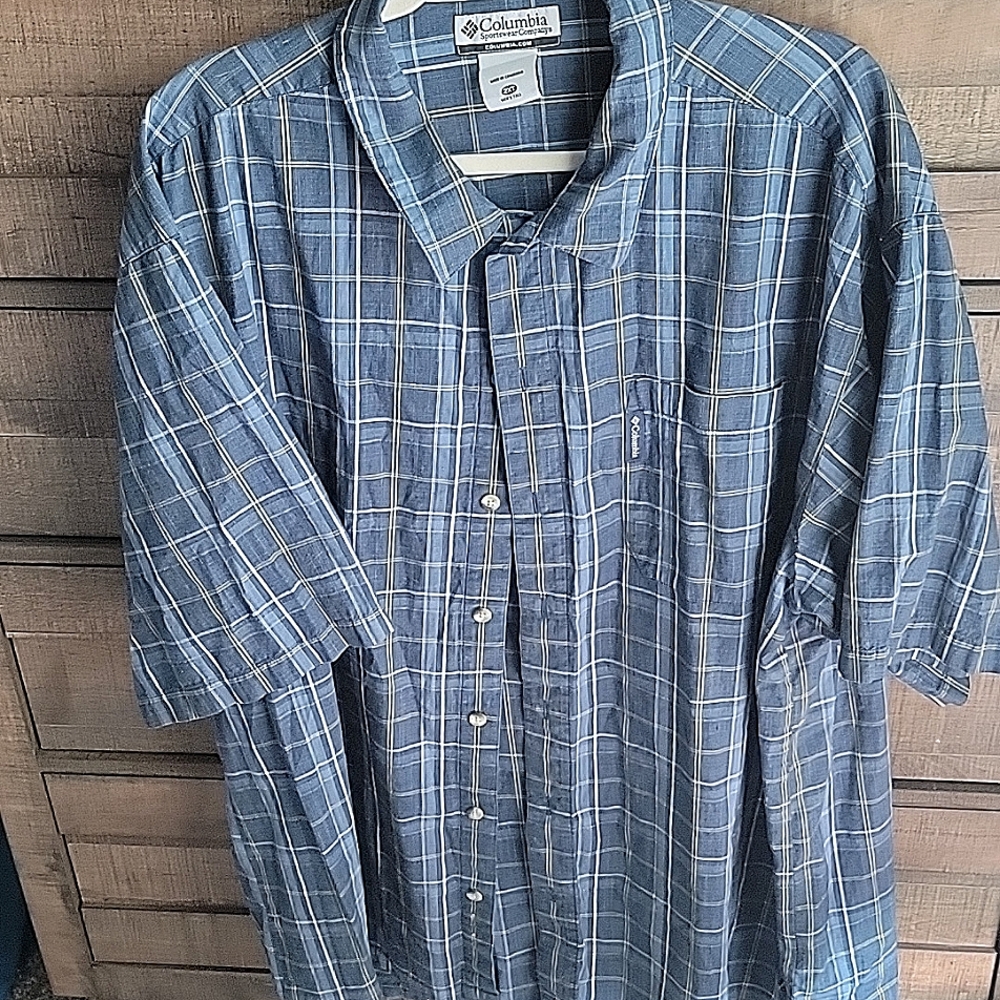Columbia sportwear Company 2XT short sleeve button-down no tuck shirt.